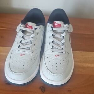 Nike Kids Low-Top Sneakers in White with Red Swoosh